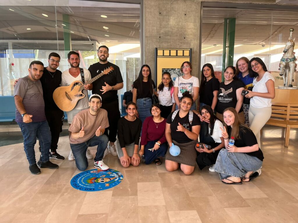 צוותי משמחים, נגנים וליצנים