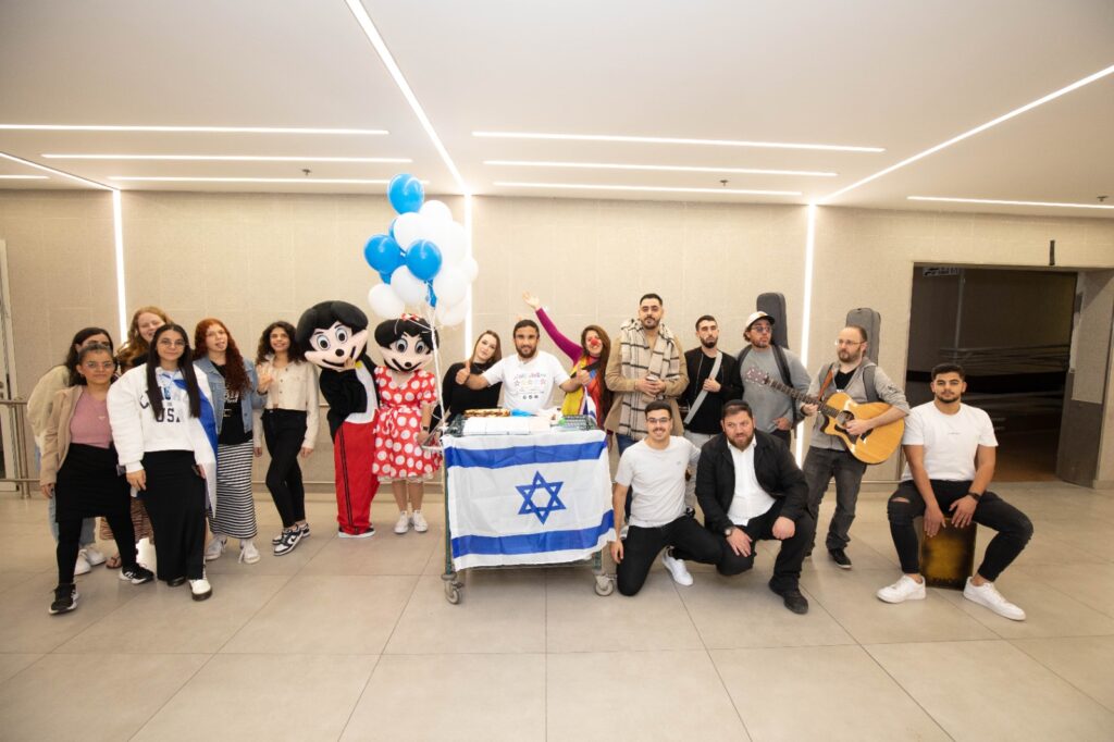 צוותי משמחים, נגנים וליצנים