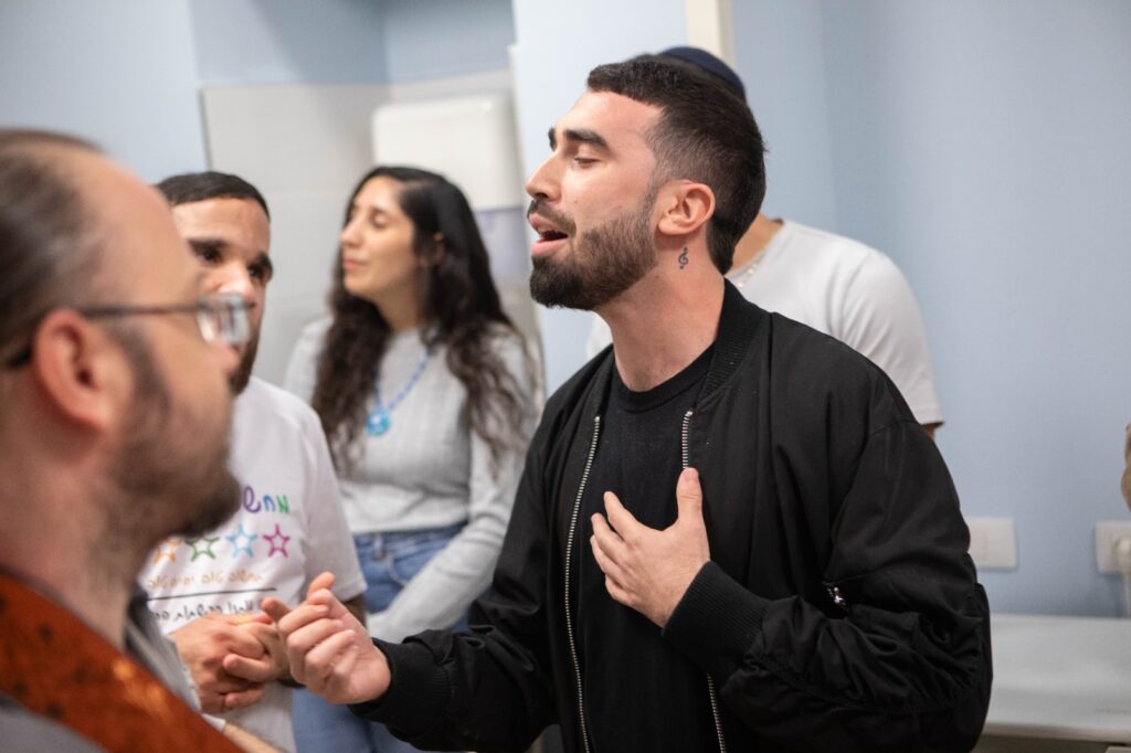 צוותי משמחים, נגנים וליצנים